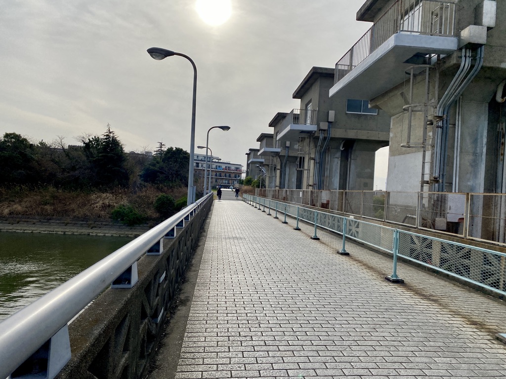 旧江戸川水閘門（すいこうもん）にかかる橋を自転車で渡った