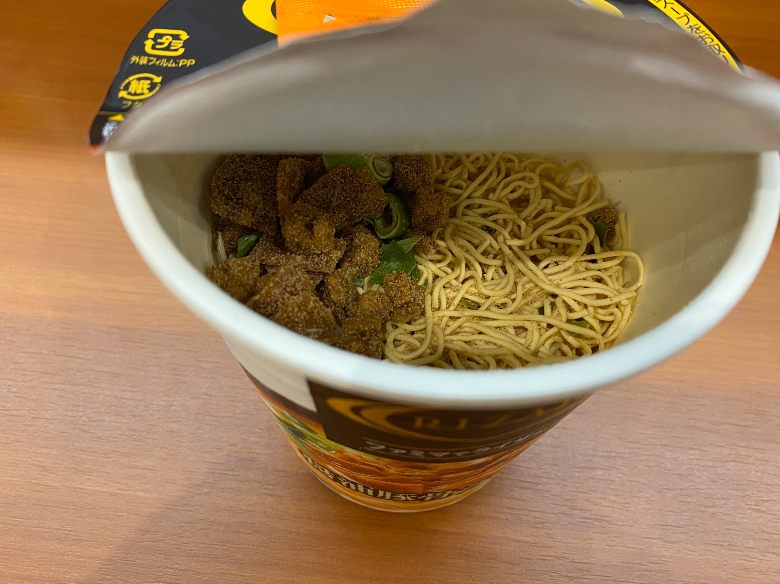 ファミマでライザップ 醤油豚骨ラーメン