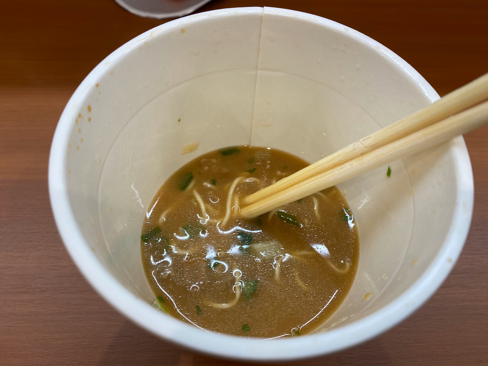 ファミマでライザップ 醤油豚骨ラーメン スープ