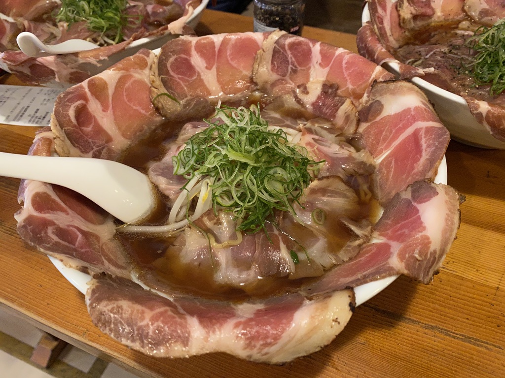 焼豚満開横丁そば  小西湖 （ショウセイコ）【レビュー】生ハム風の焼き豚と牛骨スープ