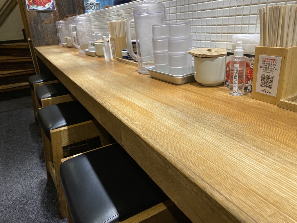 玉 バラそば屋　店内