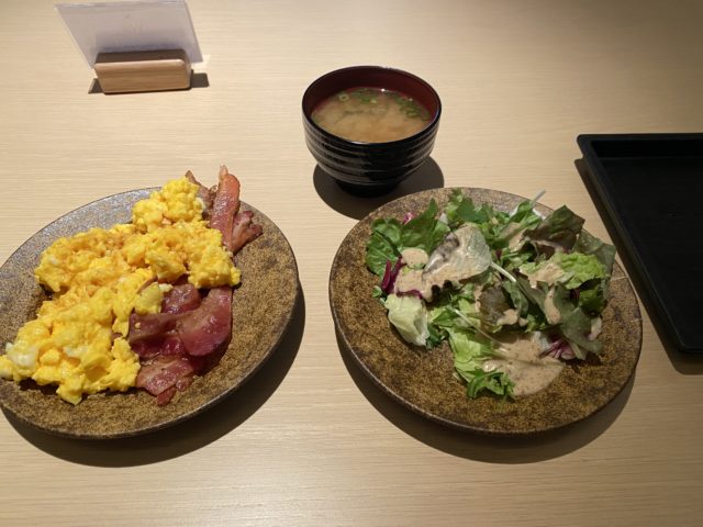 キャセイパシフィック成田空港ラウンジ 食事