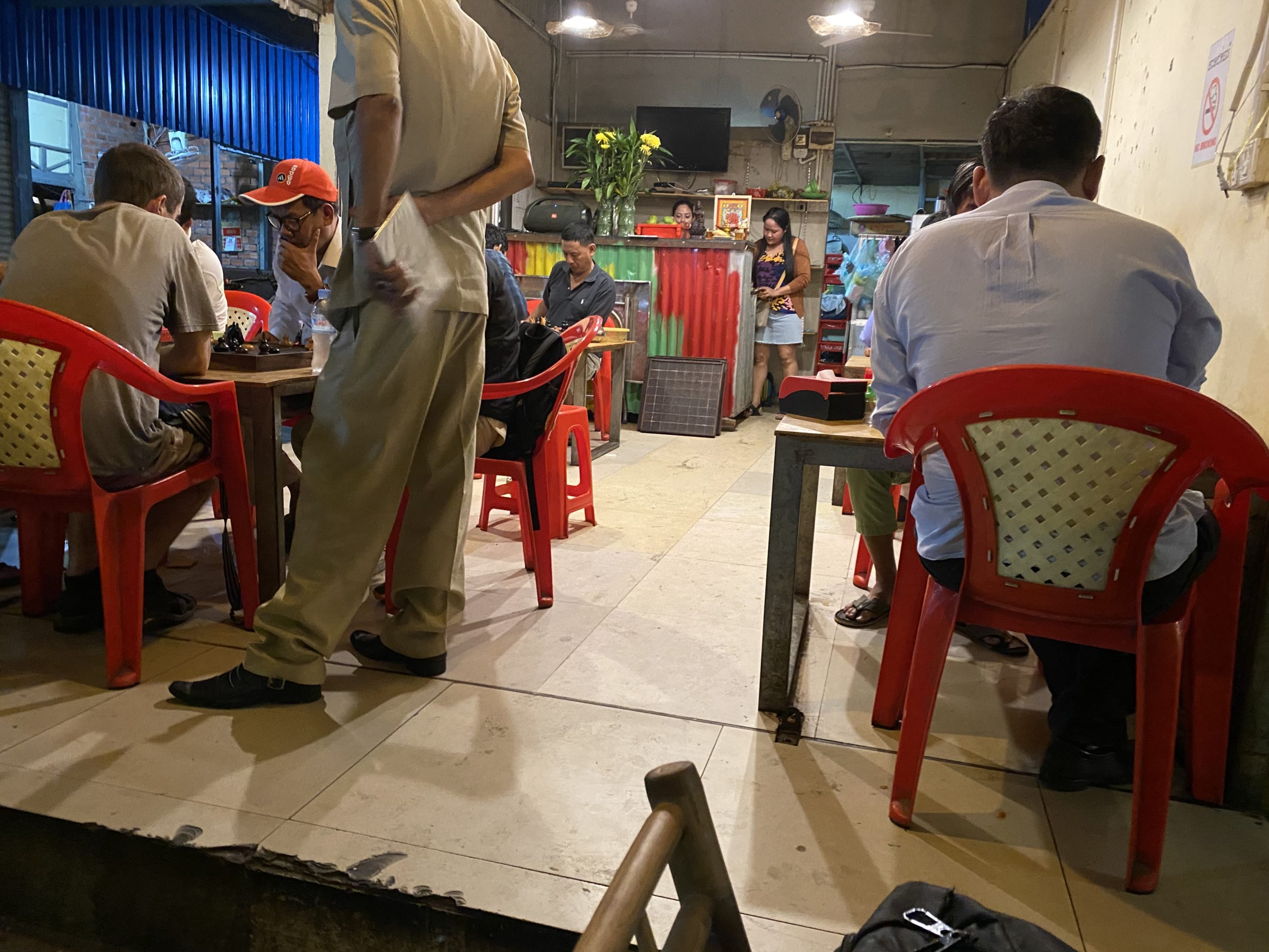 オウナローム パゴダ 近くの居酒屋店内