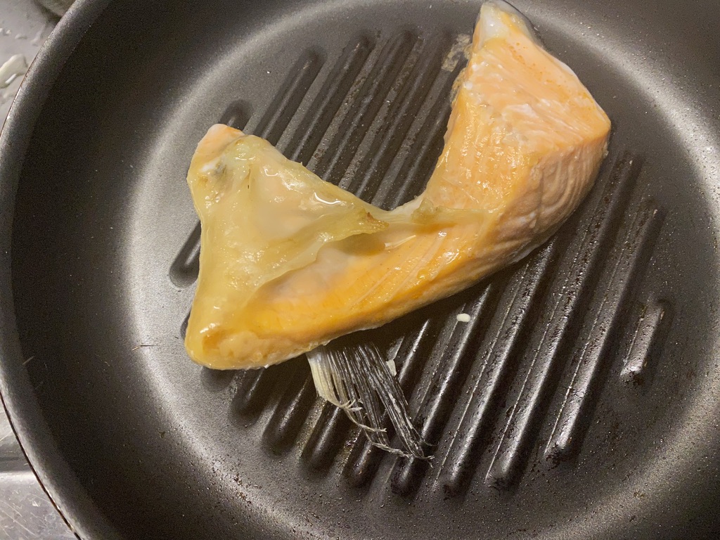 鮮魚 大信 浦安  鮭のカマをヘルシオで焼いてみた