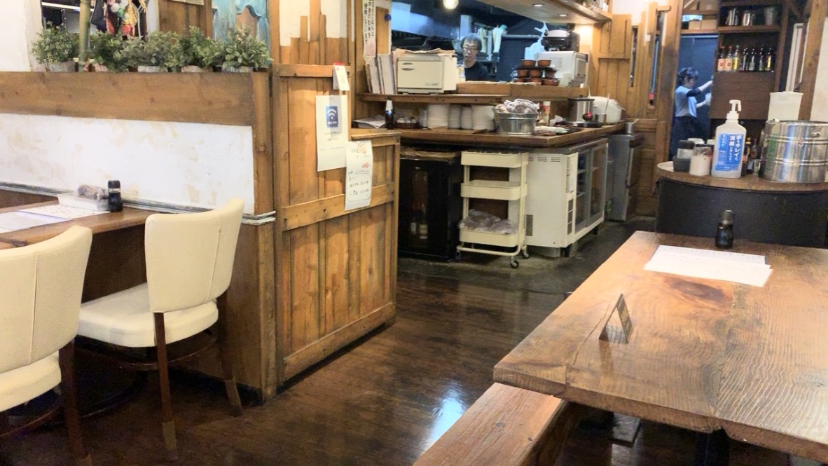 食堂 はなび 浦安【レビュー】木の机が大きくて落ち着くお店
