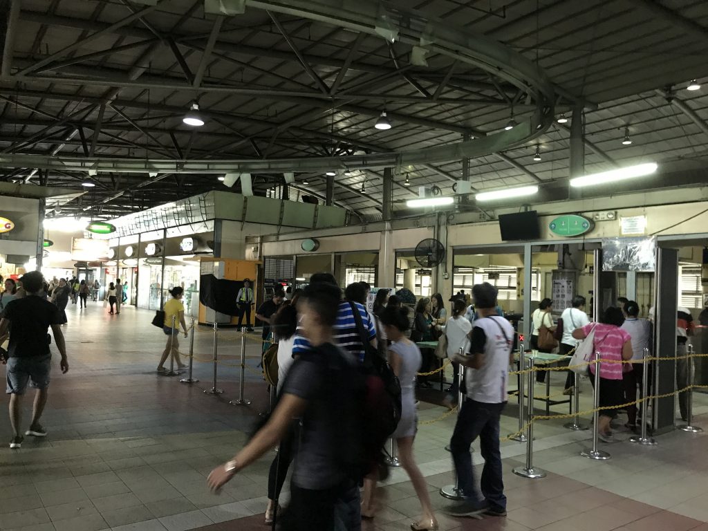 アヤラ駅