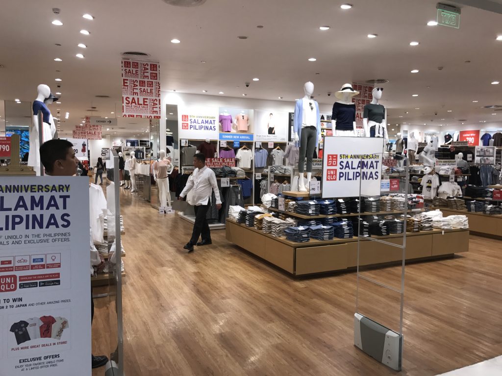 アヤラセンター ユニクロ