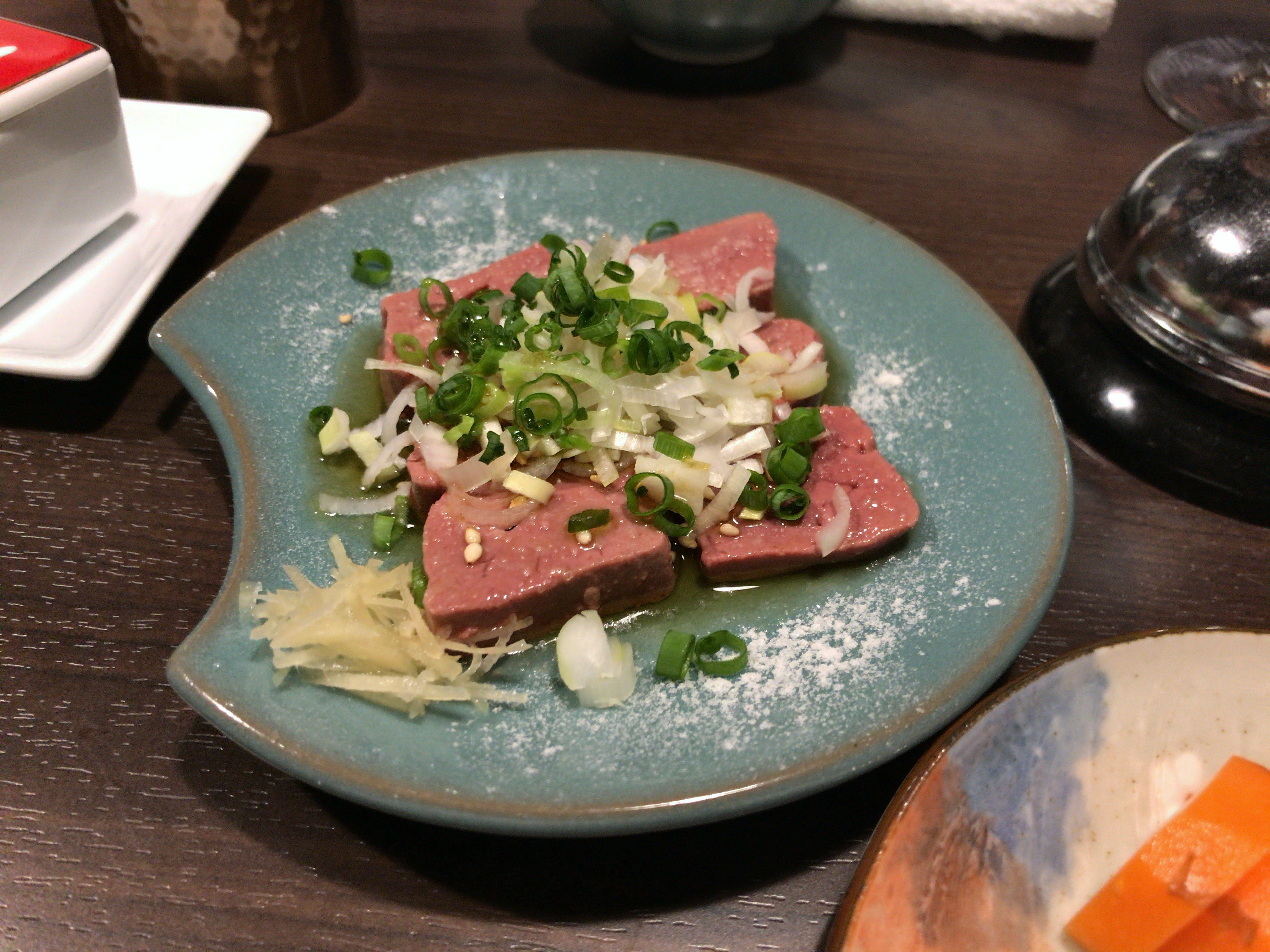 二鷹(にたか) 牛もつ 千駄木【レビュー】 よみせ通り 一富士 二号店 気軽に飲めるしゃれた牛もつ専門店