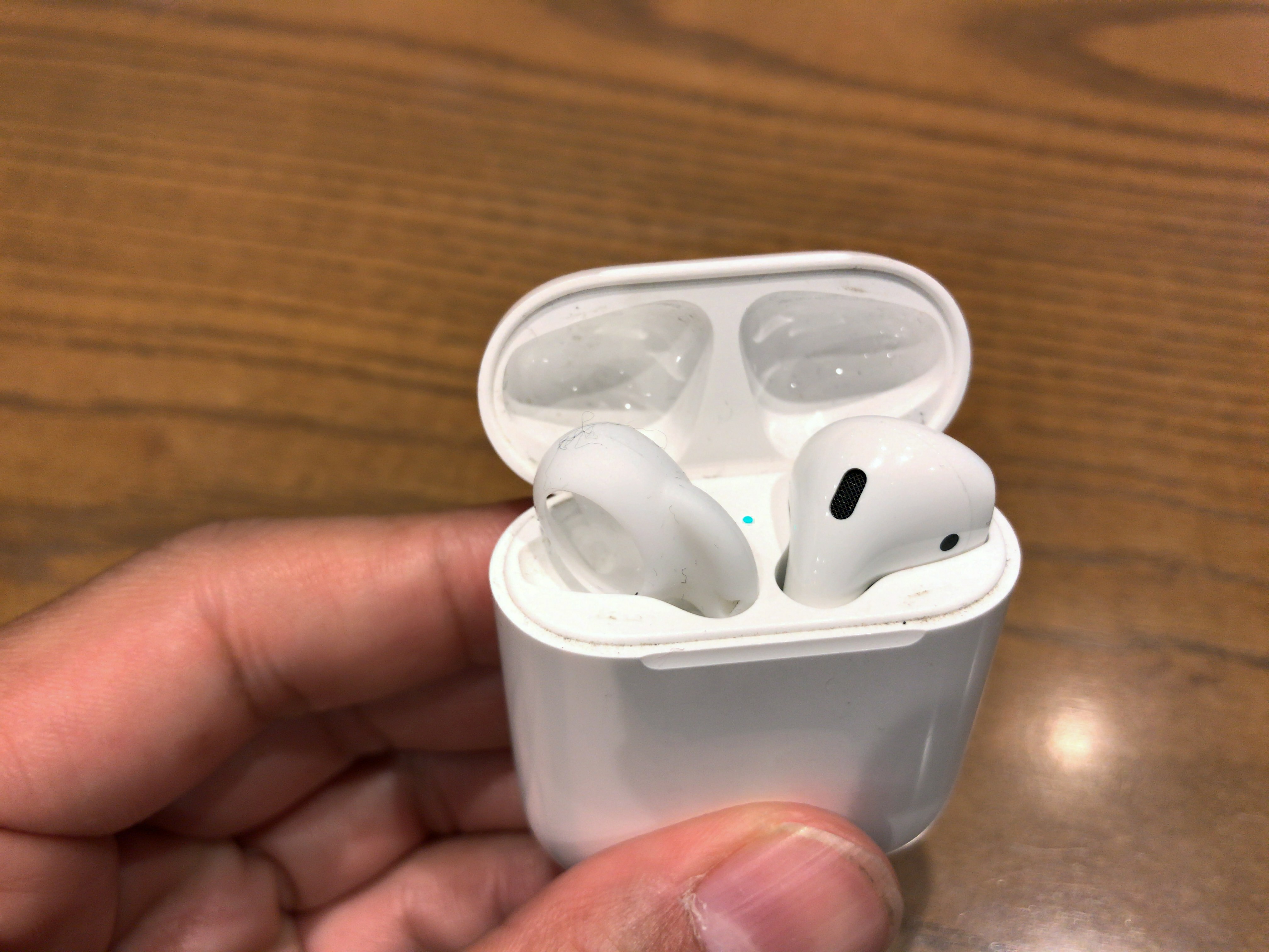 AirPods 片耳だけで使用方法 イヤーチップ フック をケースに入れる