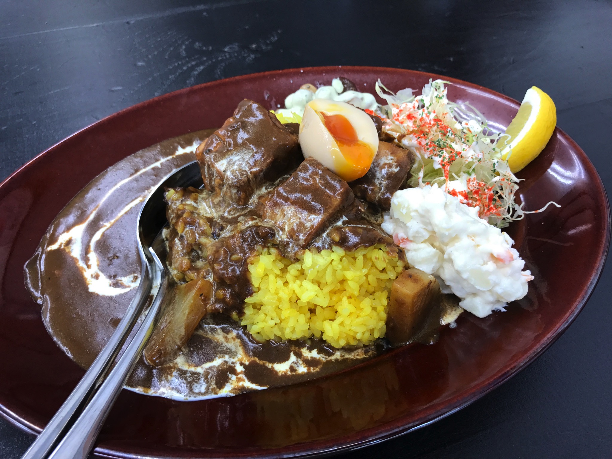 カレーは飲み物 甲府店【レビュー】2種のカレーを3つのトッピングと併せて食べる 激ウマカレー