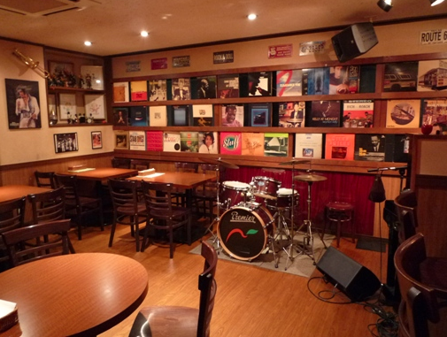 New Tone’s Apple ニュートーンズアップル ジャズを聴きながらおいしいお酒とおつまみを楽しめるお店